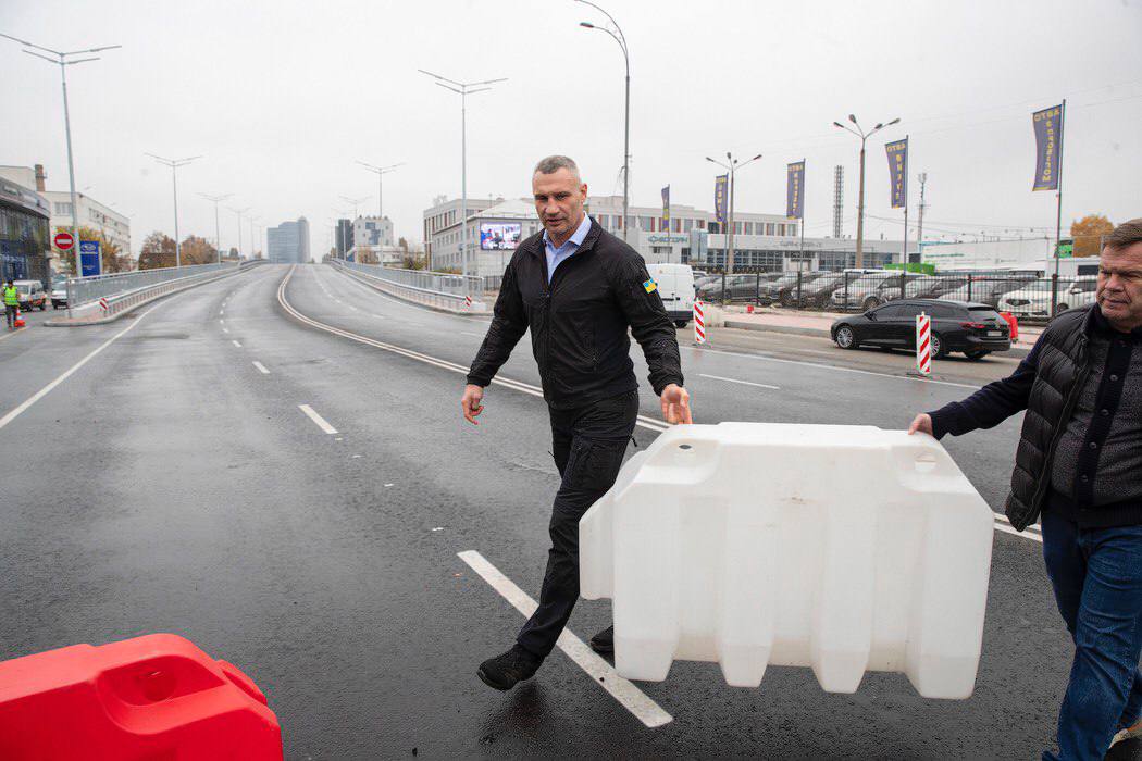 У Києві відкрили рух оновленим шляхопроводом - фото 4