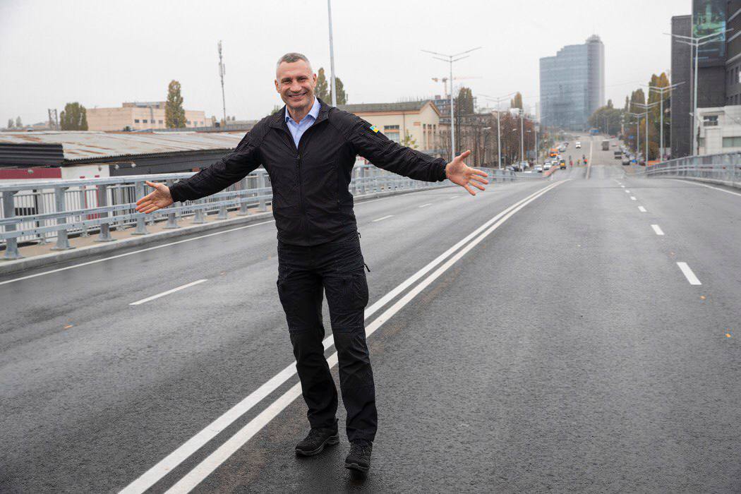 У Києві відкрили рух оновленим шляхопроводом - фото 2