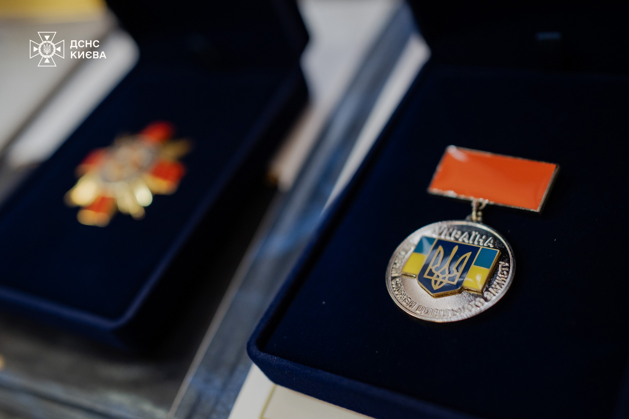 Київські рятувальники отримали державні та міські відзнаки за службу під час війни - фото 2