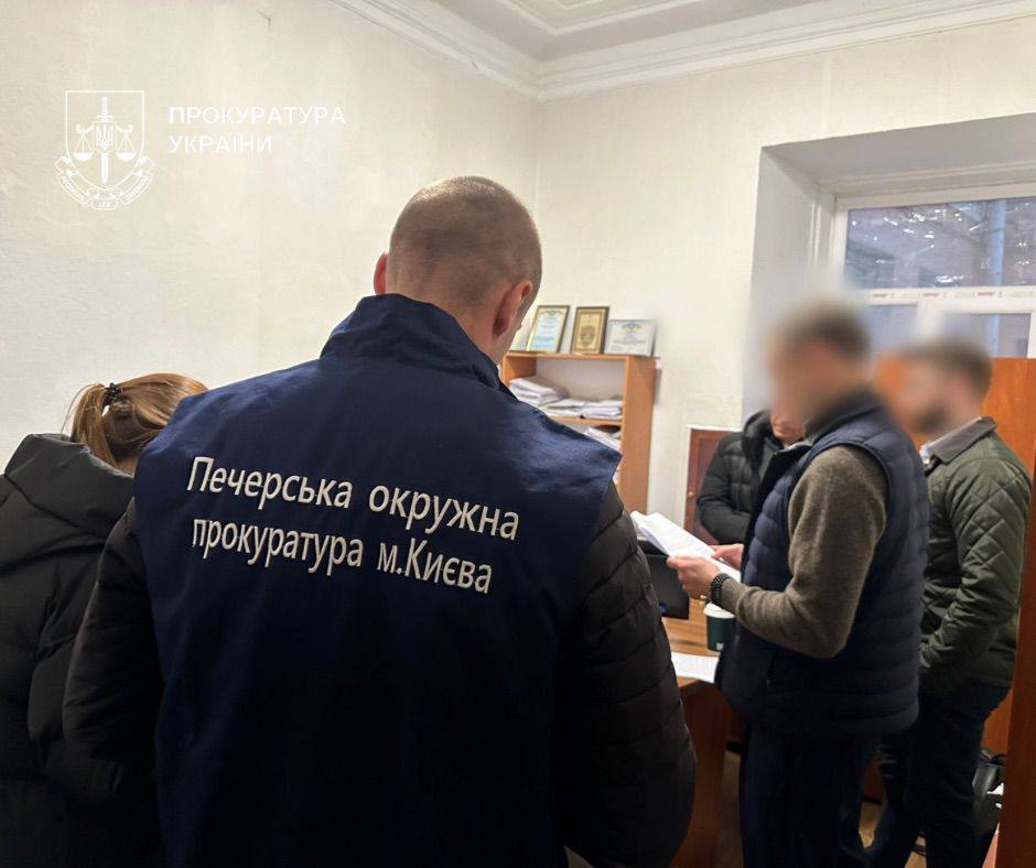 У Києві дитина від сурогатної матері залишилася сиротою, а подружжя з Китаю не отримало своє маля