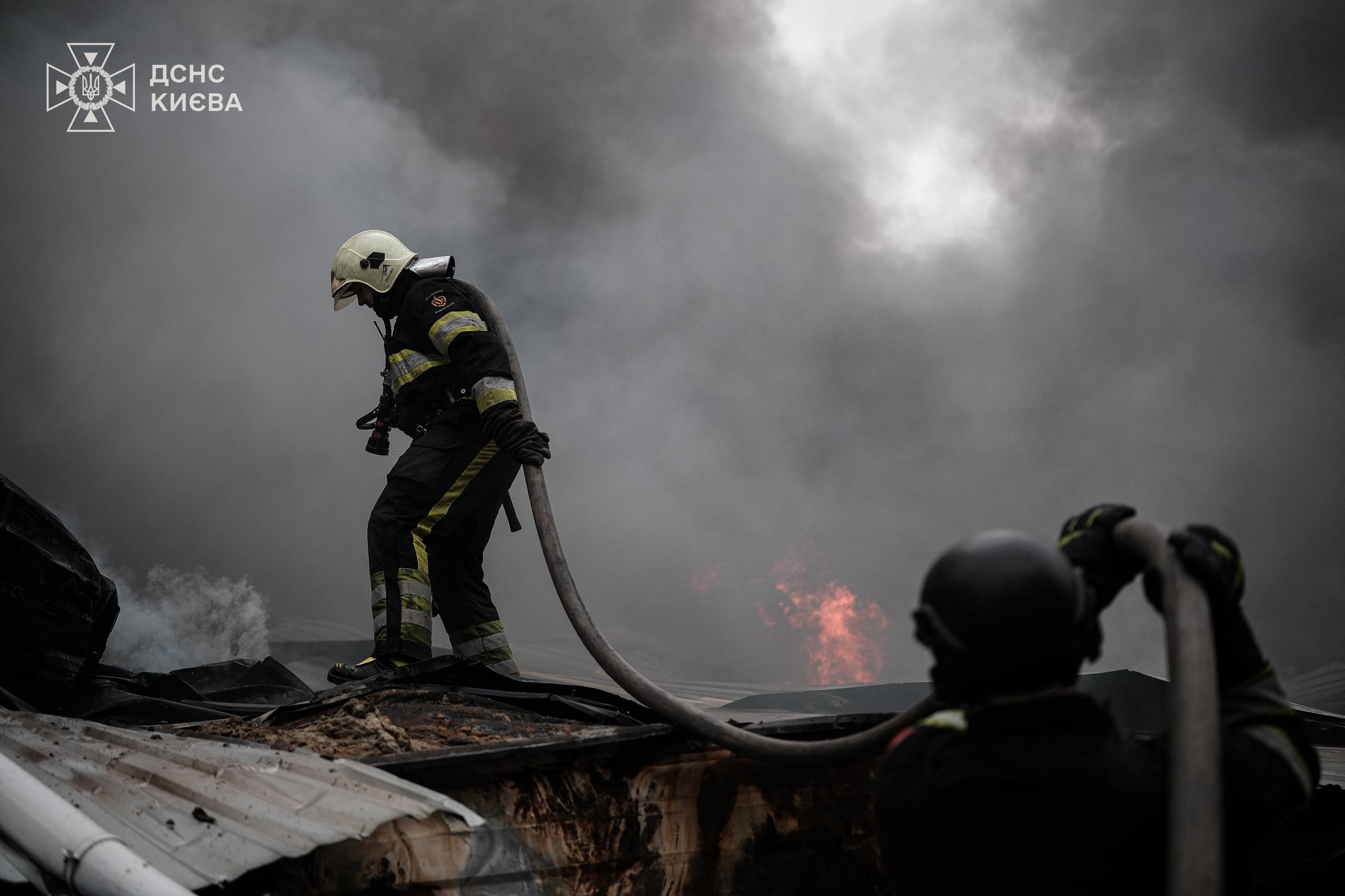 Рятувальники ліквідовують наслідки нічного удару по Києву - фото 2