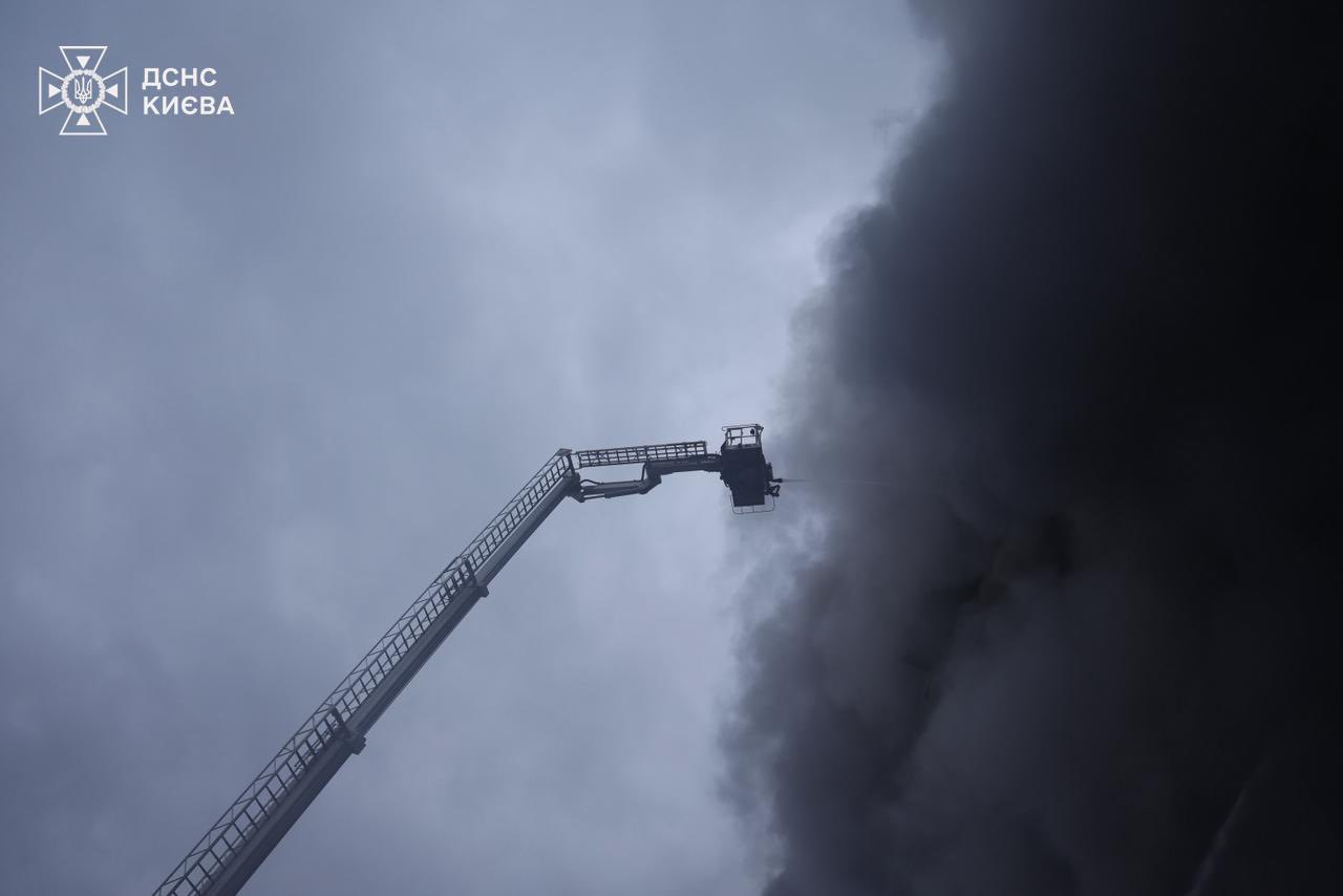 Рятувальники ліквідовують наслідки нічного удару по Києву