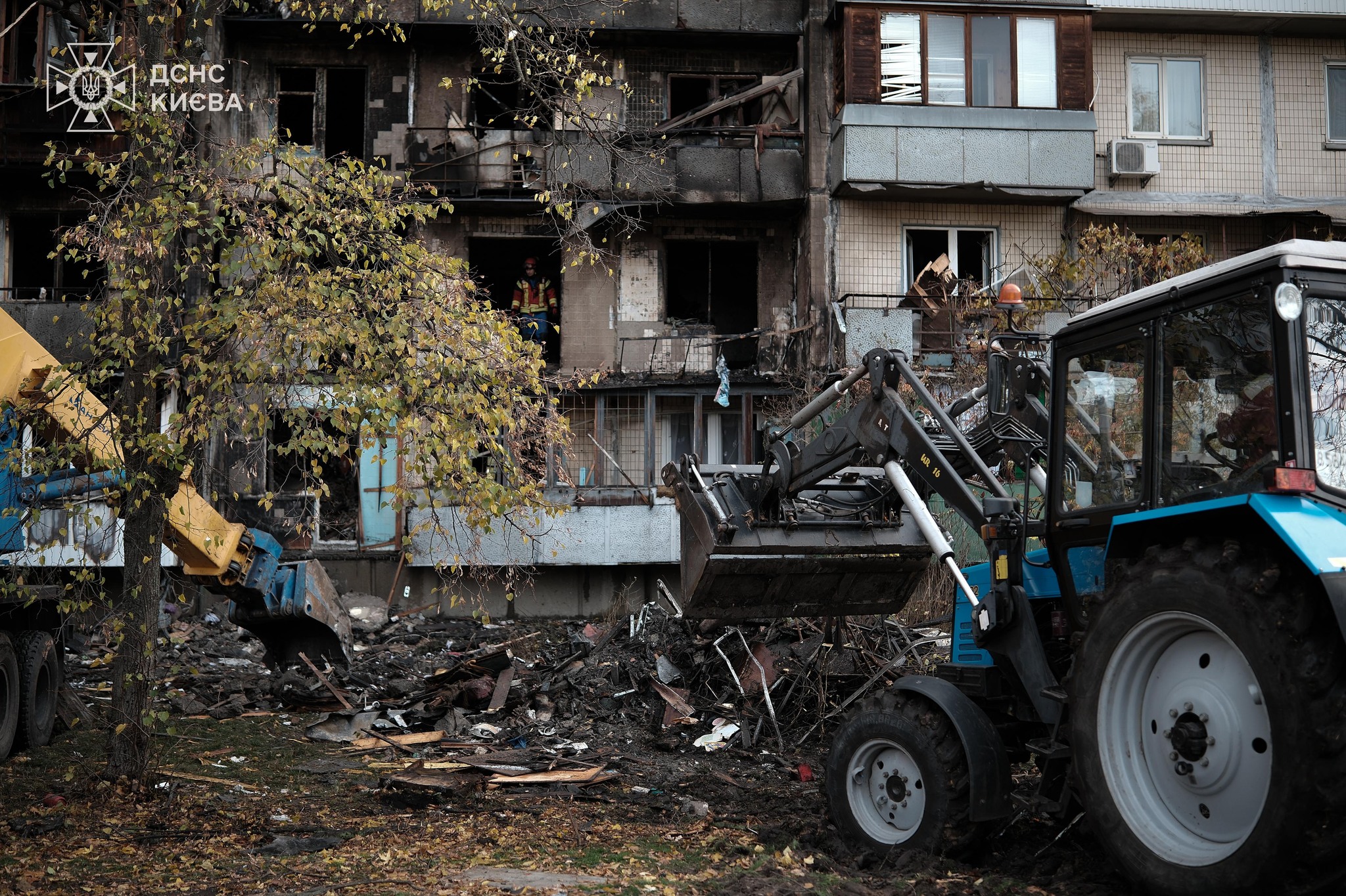 У Києві продовжують ліквідовувати наслідки ворожої атаки