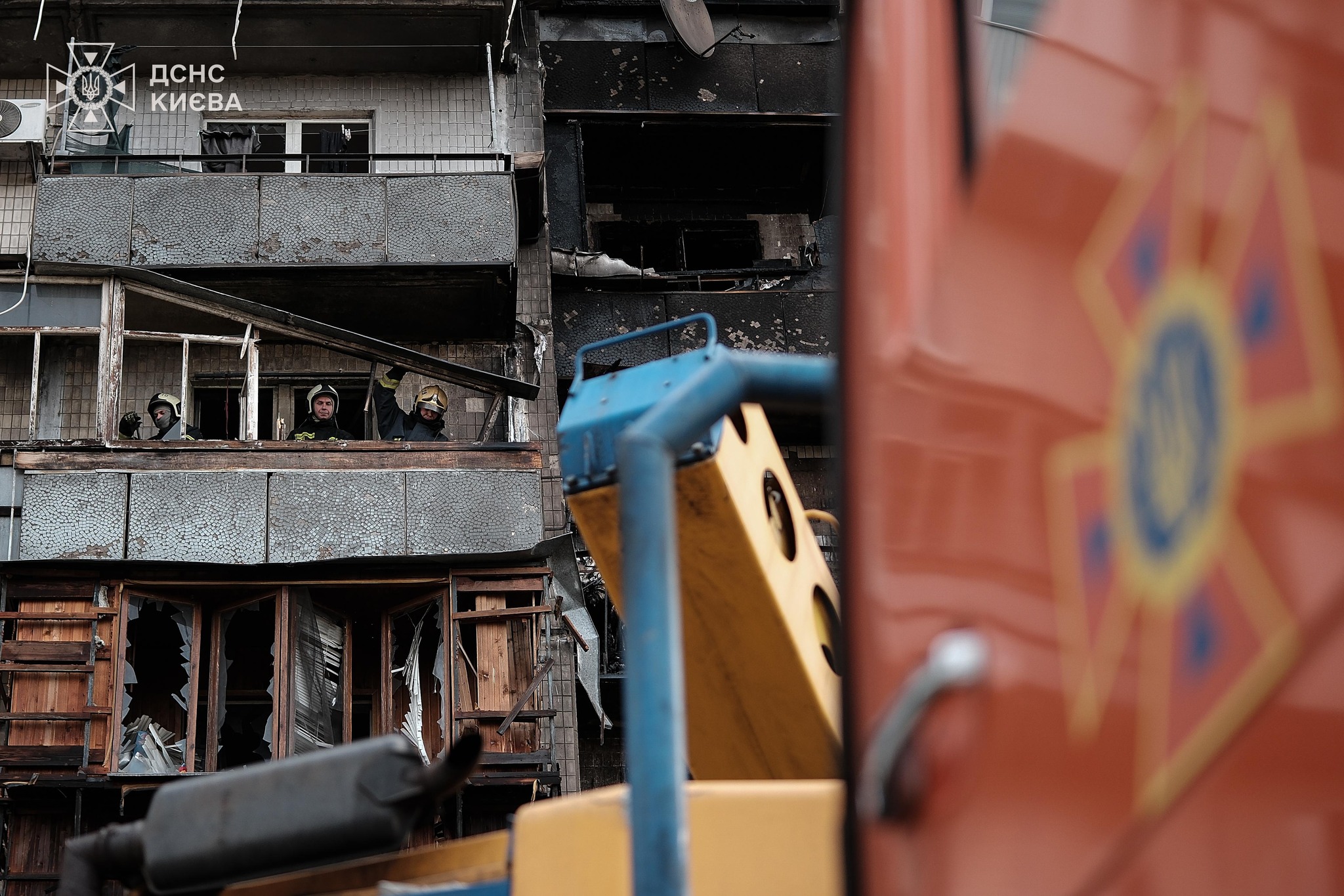 У Києві продовжують ліквідовувати наслідки ворожої атаки - фото 2