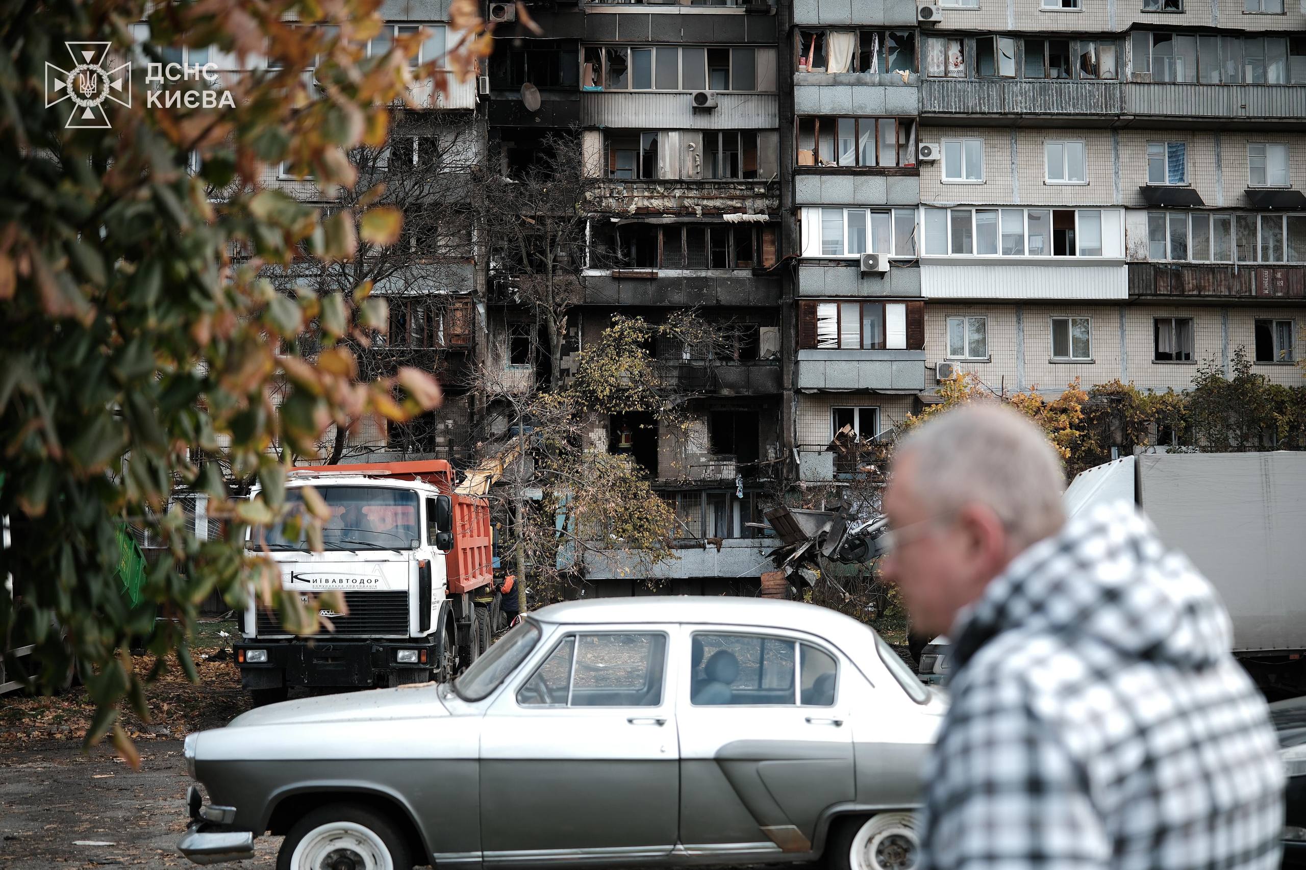 У Києві завершили ліквідацію наслідків ворожого обстрілу - фото 4