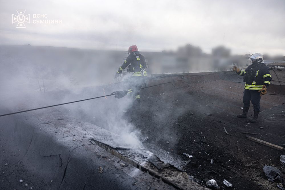 Ворог наніс удар по багатоповерхівці в Сумах - фото 3
