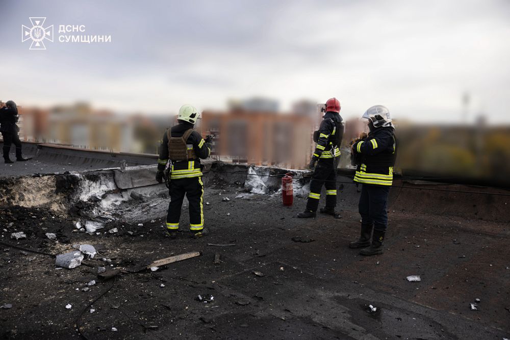 Ворог наніс удар по багатоповерхівці в Сумах - фото 2