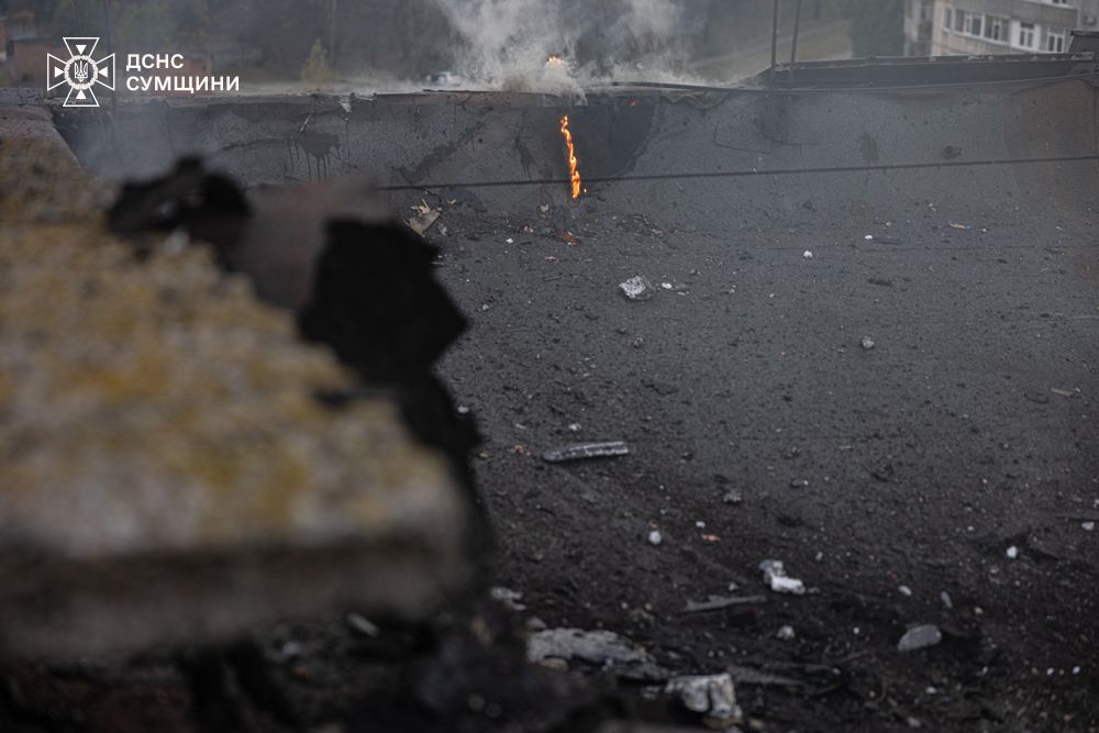 Ворог наніс удар по багатоповерхівці в Сумах