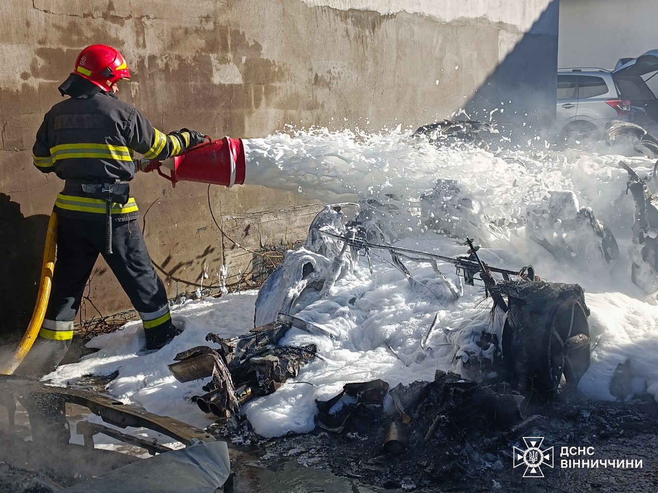 У Вінниці горів легковик, вогонь з якого перекинувся на автівки припарковані поруч