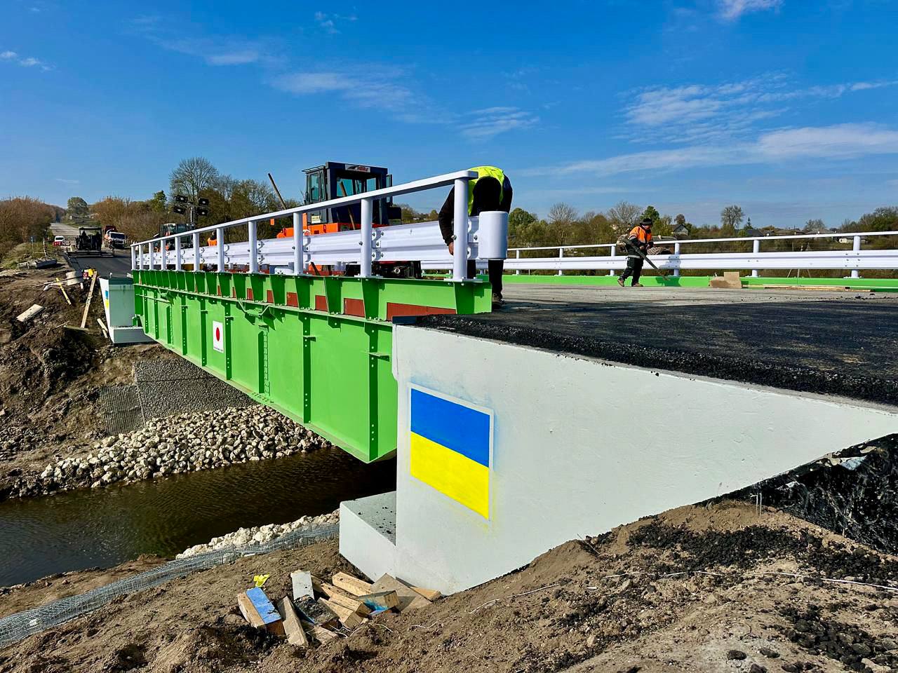 Завершують зведення нового мосту у Тернопільській області