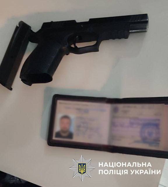 У Києві чоловік влаштував стрілянину біля житлового будинку: поранено двох перехожих