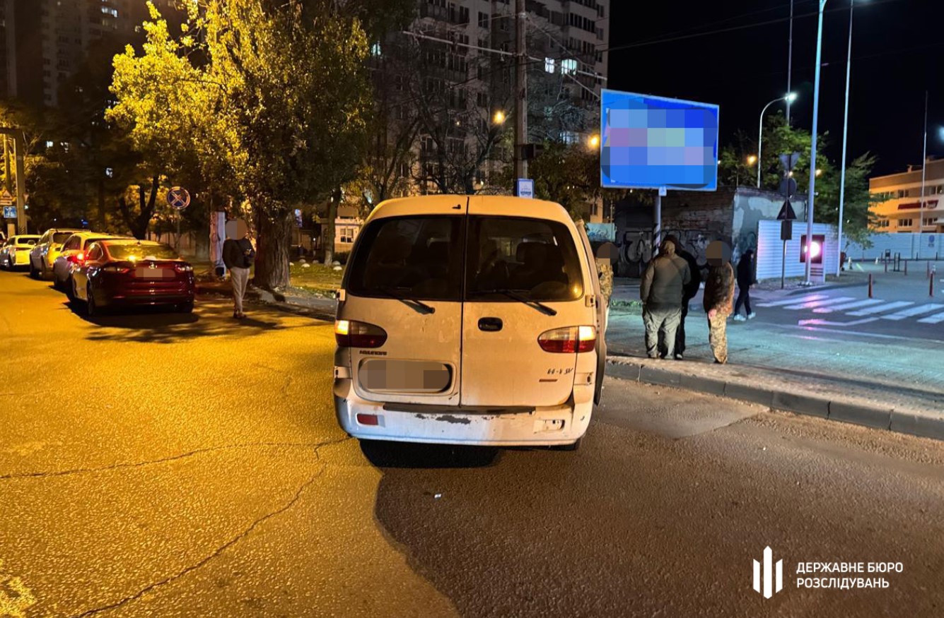 П’яний поліцейський розбив пістолетом вікно автівки працівників ТЦК в Одесі