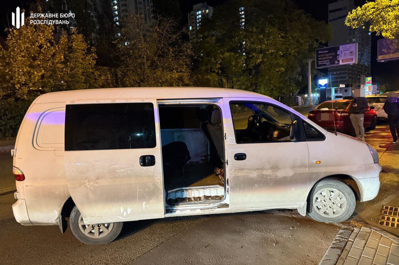 П’яний поліцейський розбив пістолетом вікно автівки працівників ТЦК в Одесі - фото 2