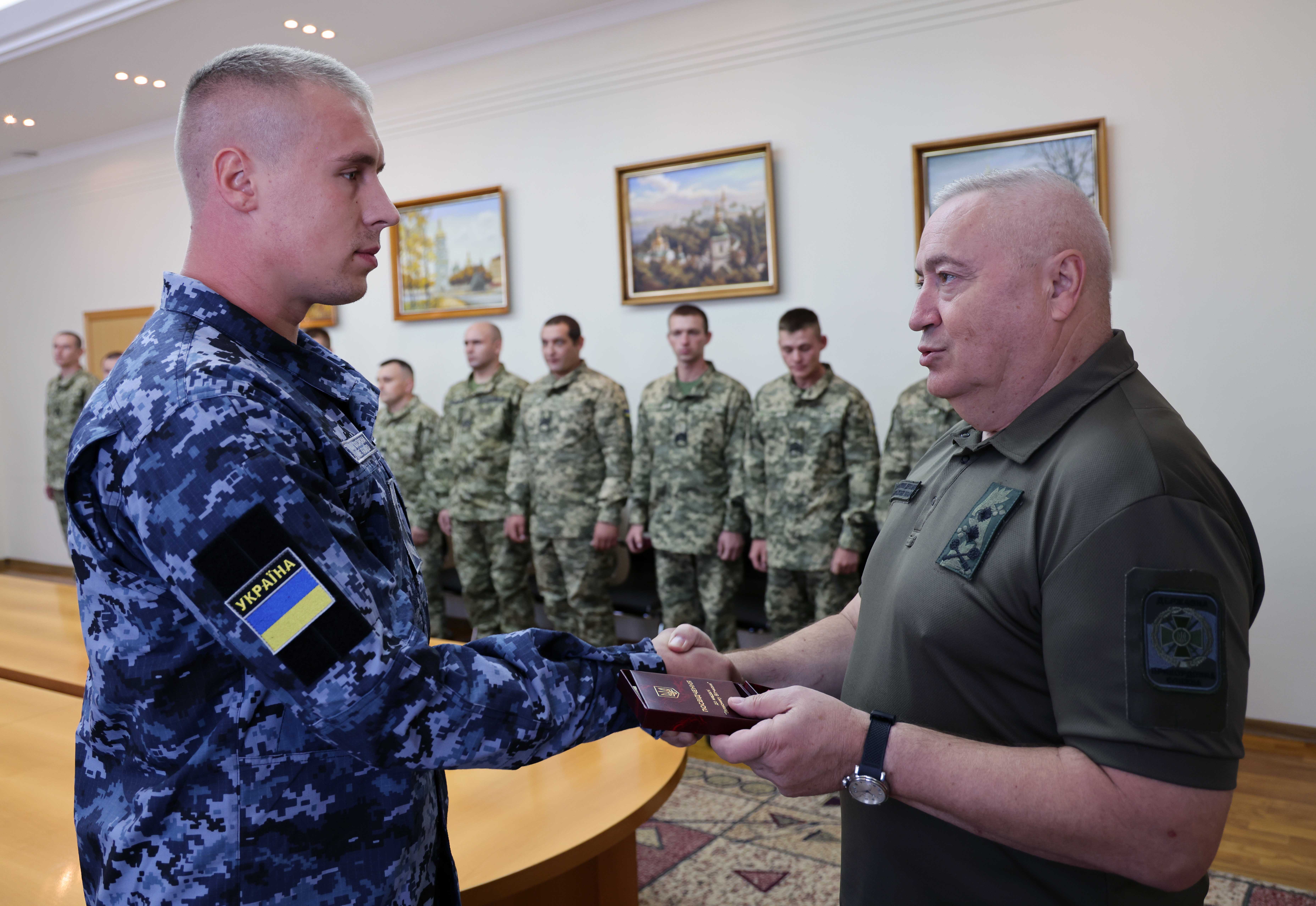 Батькам полеглого моряка-прикордонника з Вінниччини передали державну нагороду - фото 3