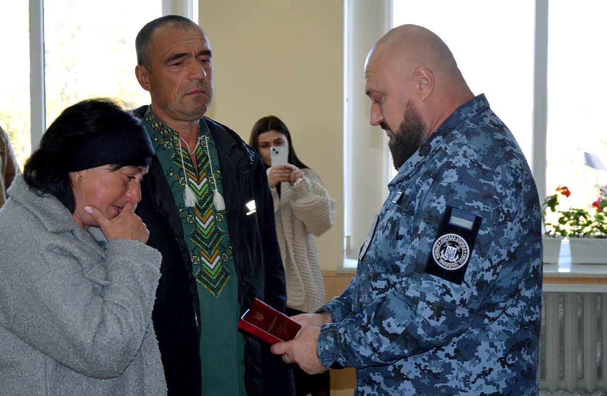 Батькам полеглого моряка-прикордонника з Вінниччини передали державну нагороду - фото 8