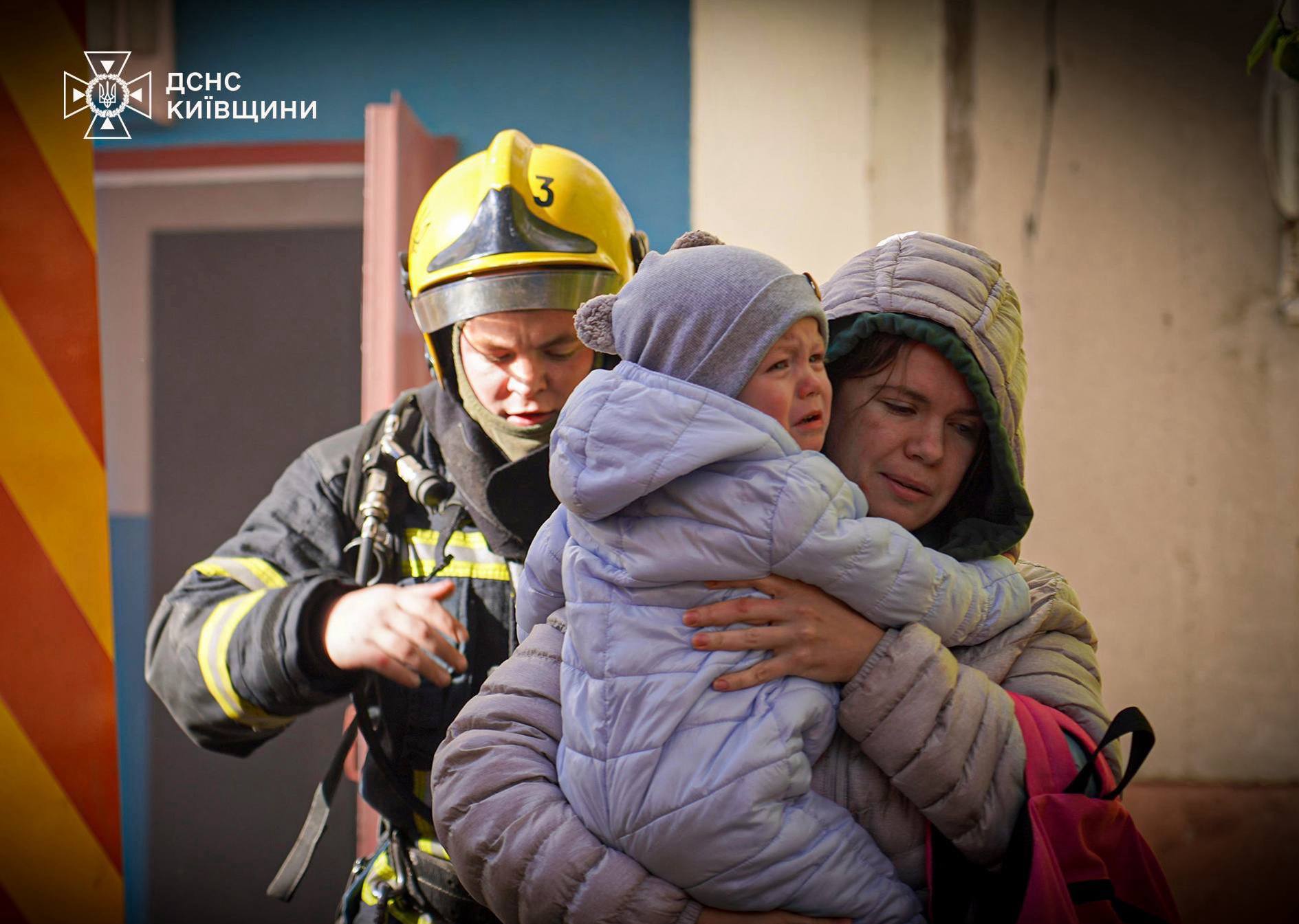 Надзвичайники Київщини врятували 3 людей із задимленого будинку, серед них — 2-річна дитина - фото 2