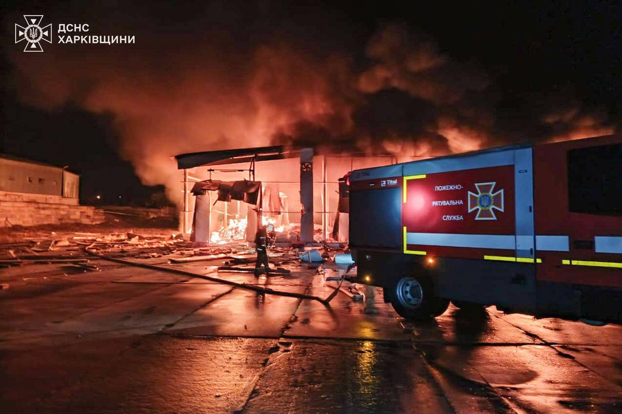 На Харківщині рятувальники ліквідували пожежі, спричинені ударами ворожих безпілотників - фото 2