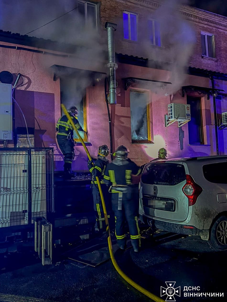 У Вінниці горіло кафе та автівка - фото 2