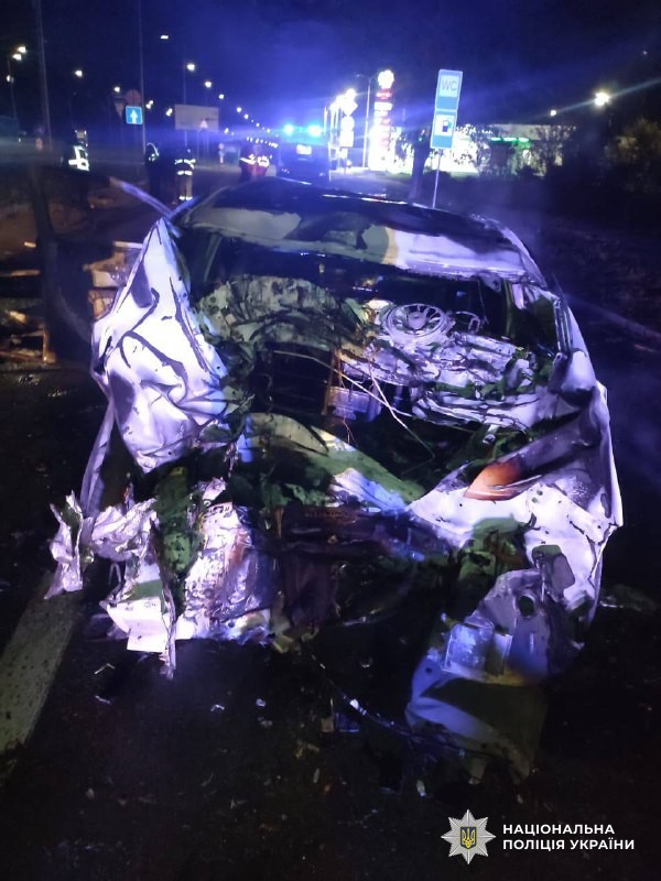 У Києві нетверезий водій Lexus на смерть збив пішохода та протаранив електроопору