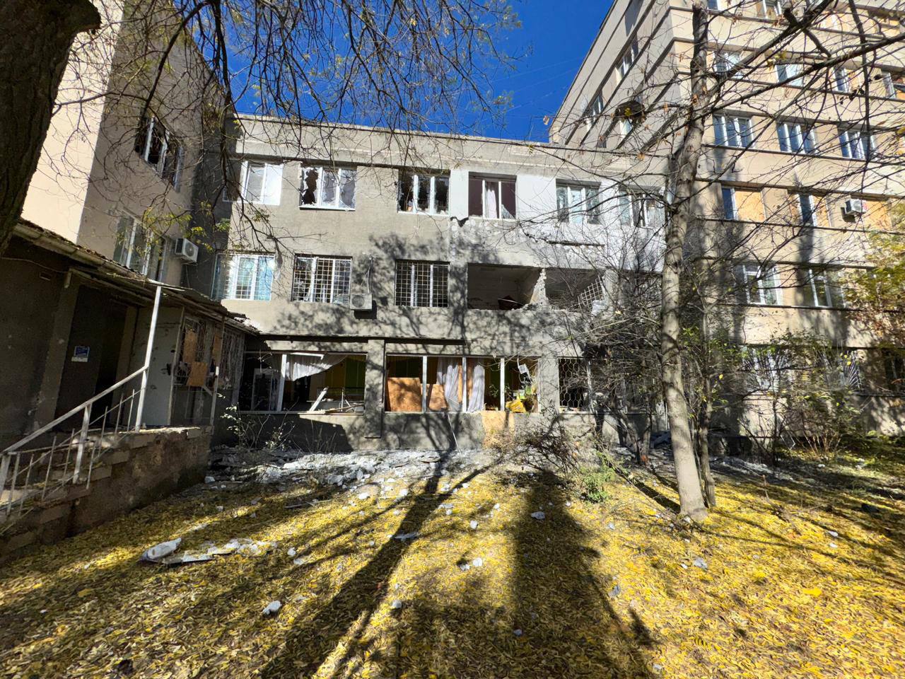 У дитячій лікарні була сотня людей, – Зеленський про удар по Херсону - фото 2