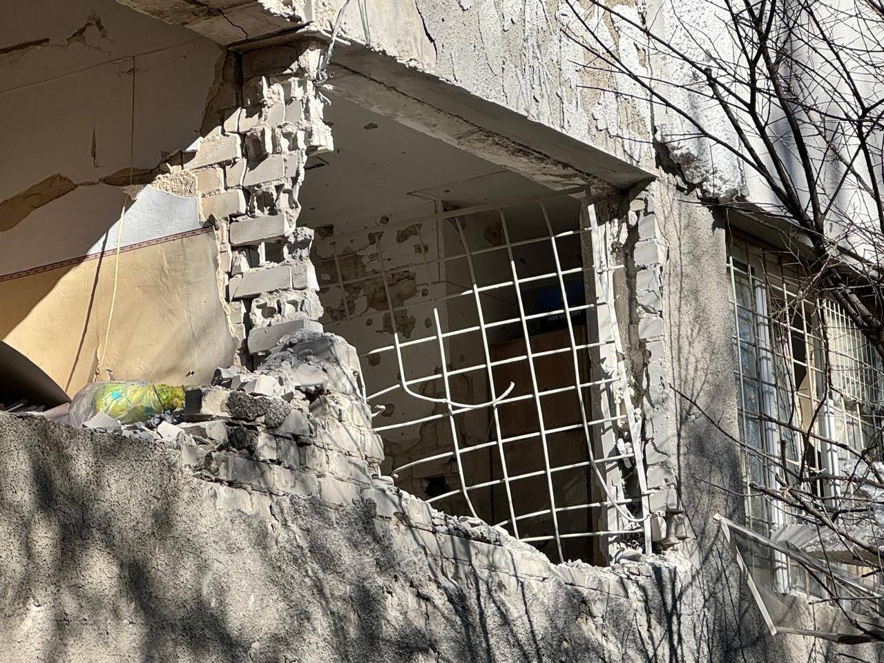 У дитячій лікарні була сотня людей, – Зеленський про удар по Херсону - фото 3