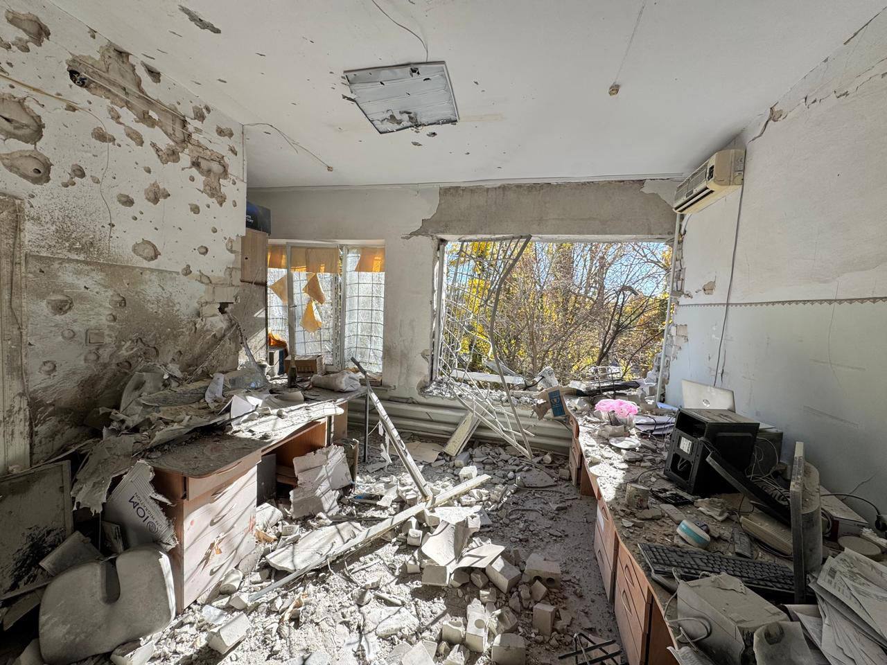 У дитячій лікарні була сотня людей, – Зеленський про удар по Херсону - фото 4