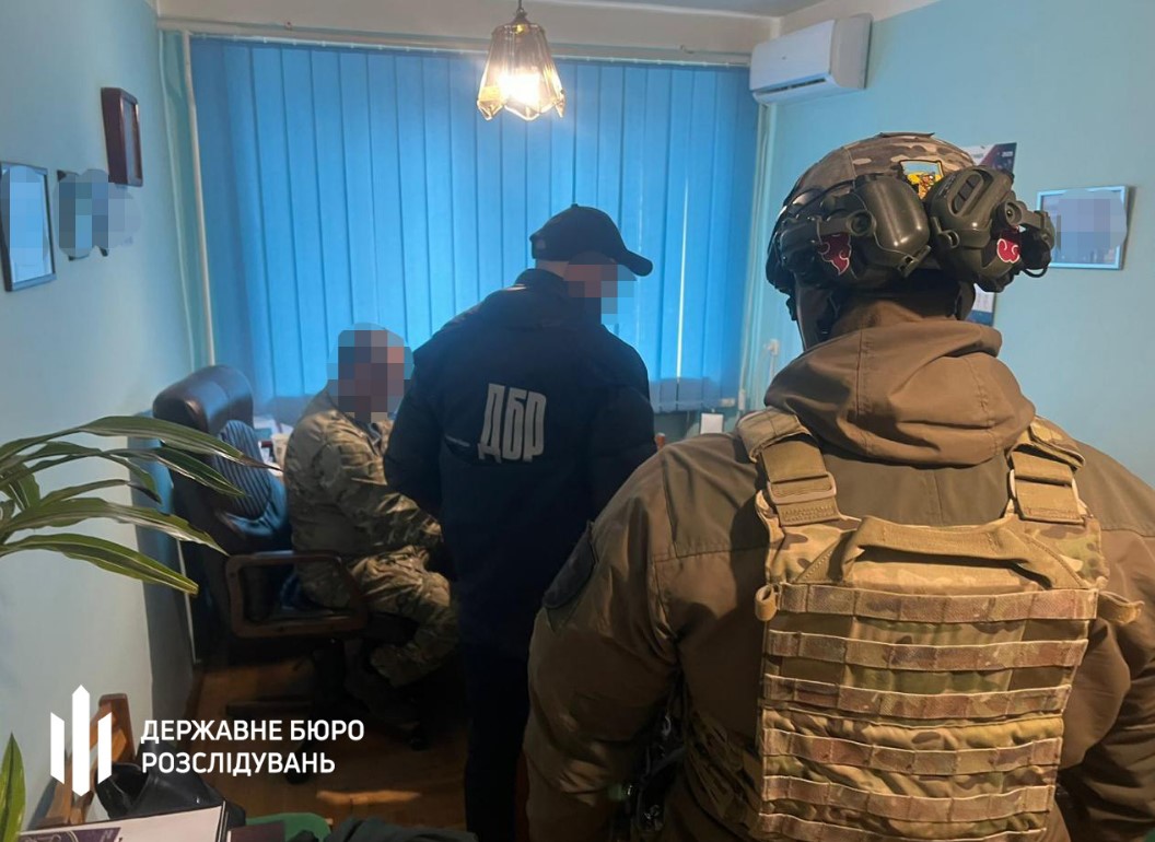 Ліжко грошей: судитимуть посадовця Закарпатського ТЦК, який допомагав тікати призовникам - фото 2