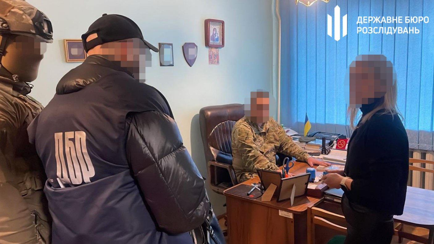 Ліжко грошей: судитимуть посадовця Закарпатського ТЦК, який допомагав тікати призовникам - фото 3