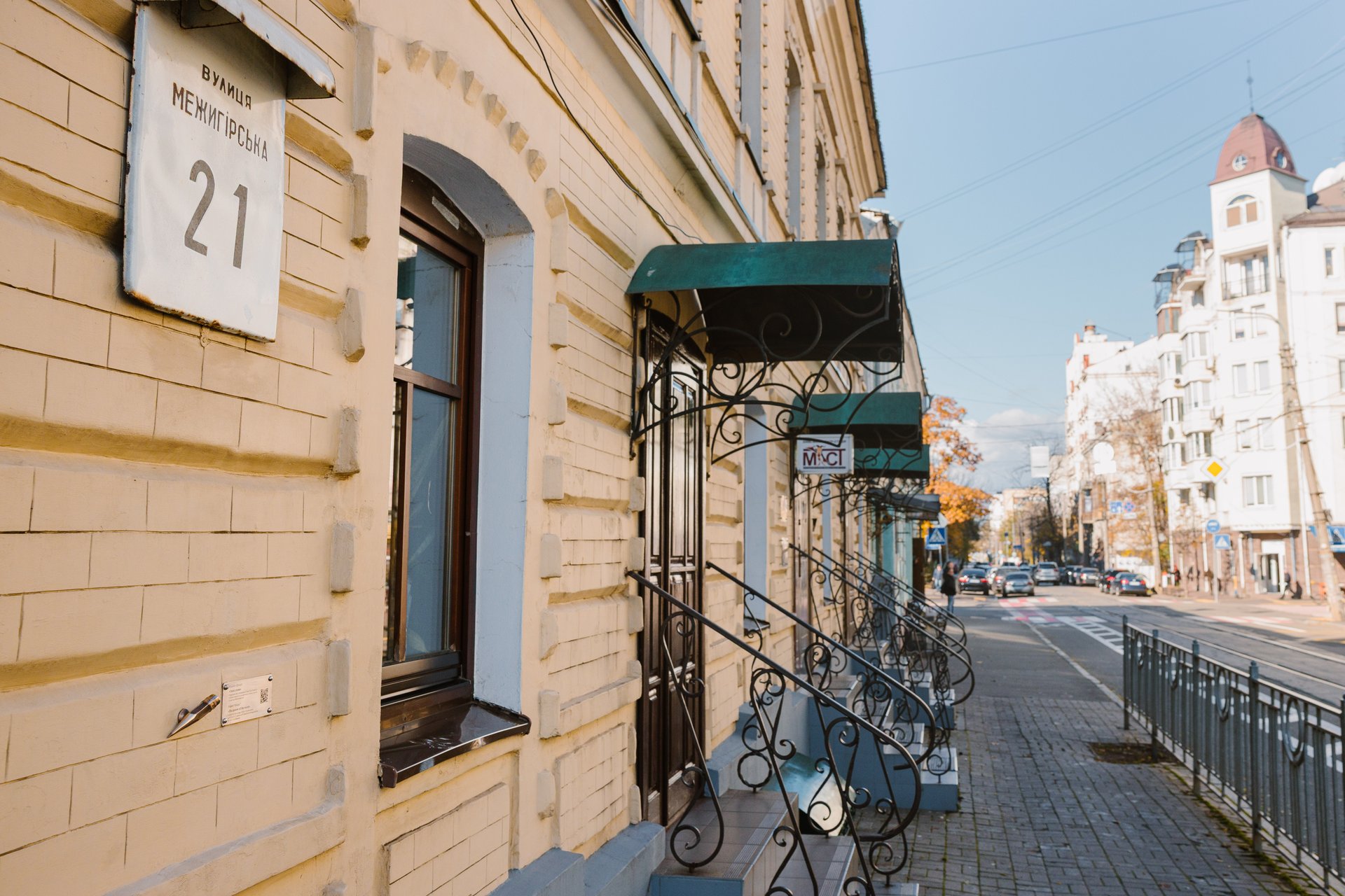 Символ творчості та свободи слова: на Подолі встановили мініскульптуру сточеного олівця - фото 2