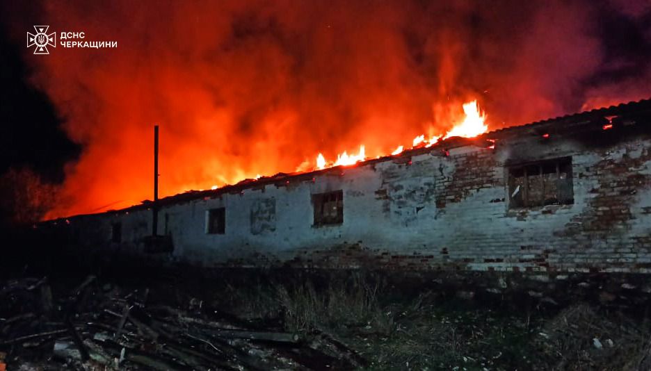 Ферма горіла на Черкащині внаслідок атаки РФ - фото 2