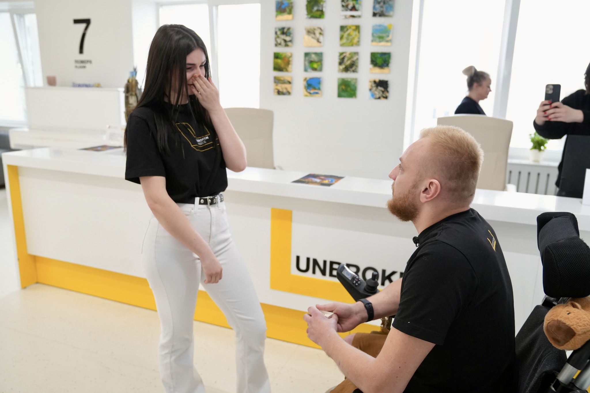 Поранений на війні поліцейський з Львівщини освідчився коханій дівчині