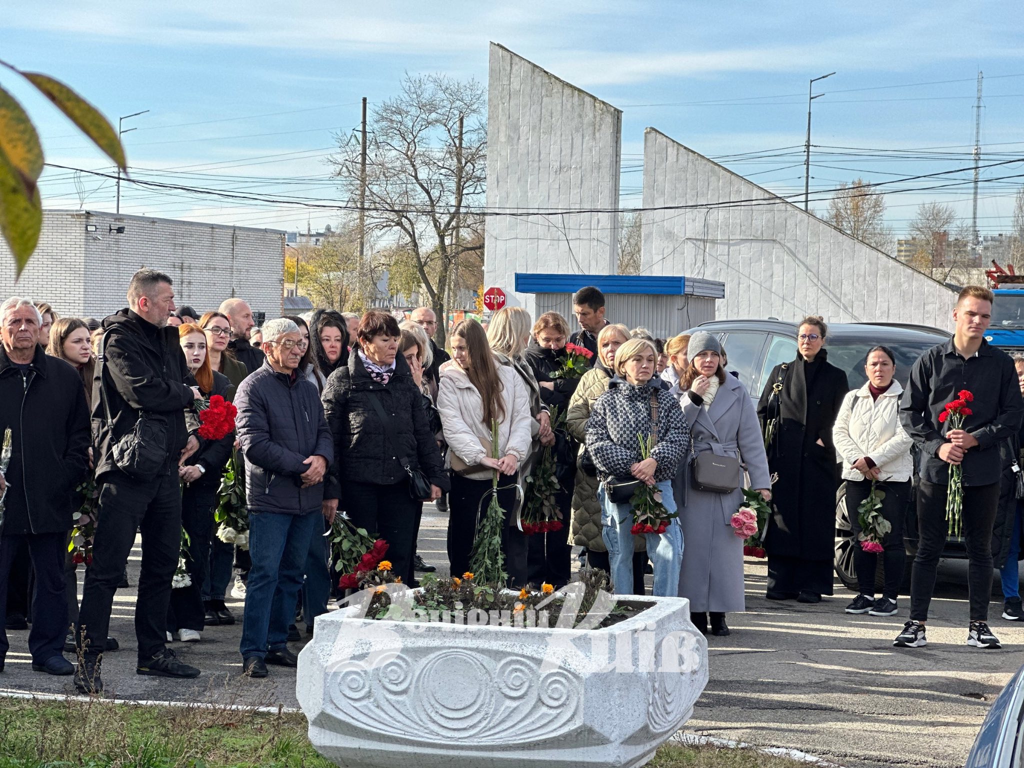 У Києві попрощалися з 19-річною Анастасією Маслій та її мамою Оленою, загиблими від удару рф - фото 5