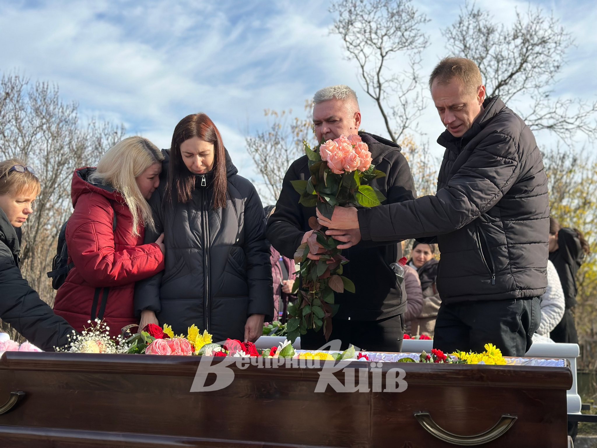 У Києві попрощалися з 19-річною Анастасією Маслій та її мамою Оленою, загиблими від удару рф - фото 3