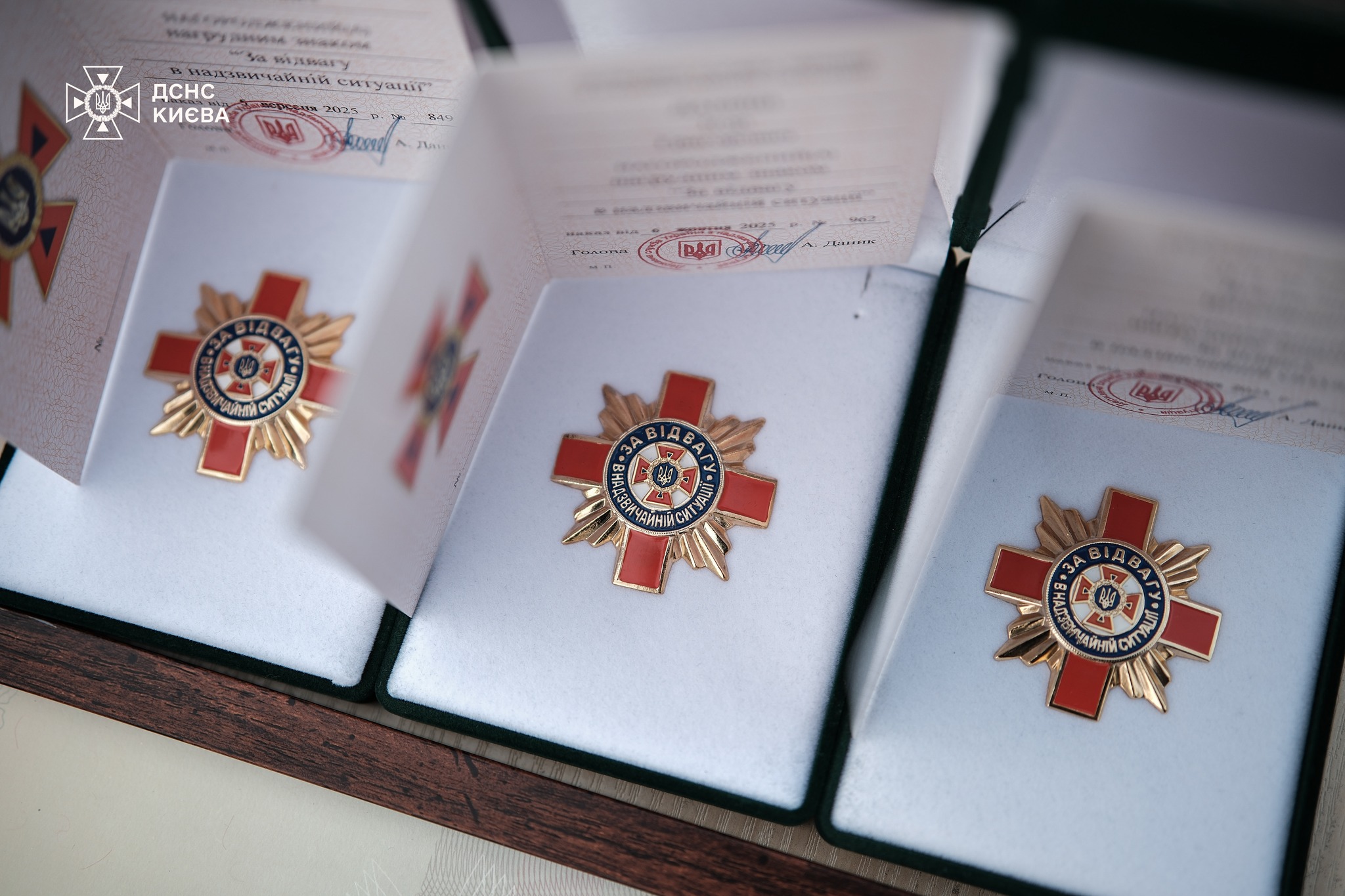 Столичні рятувальники отримали державні та міські відзнаки за службу під час війни