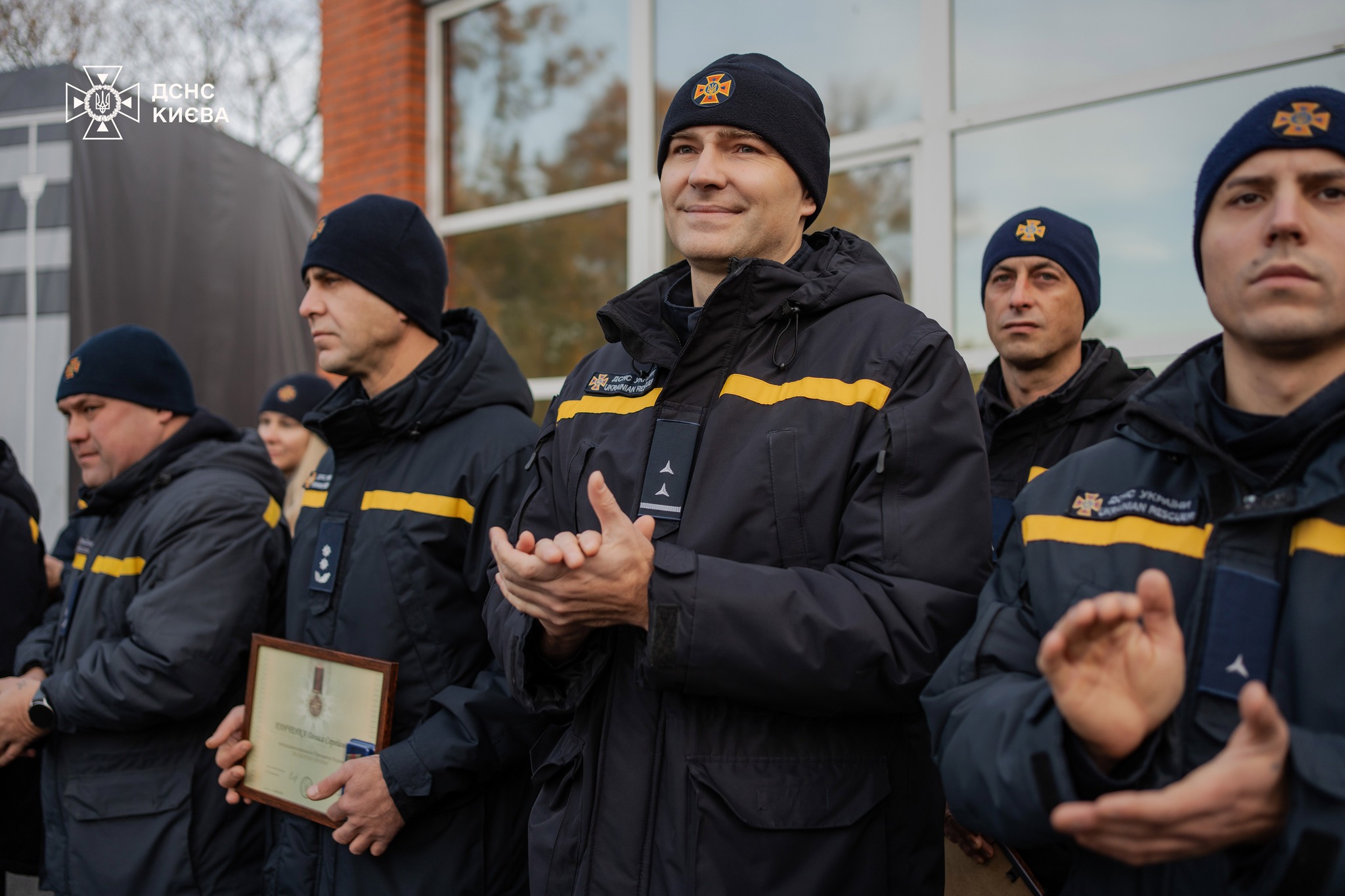 Столичні рятувальники отримали державні та міські відзнаки за службу під час війни - фото 2