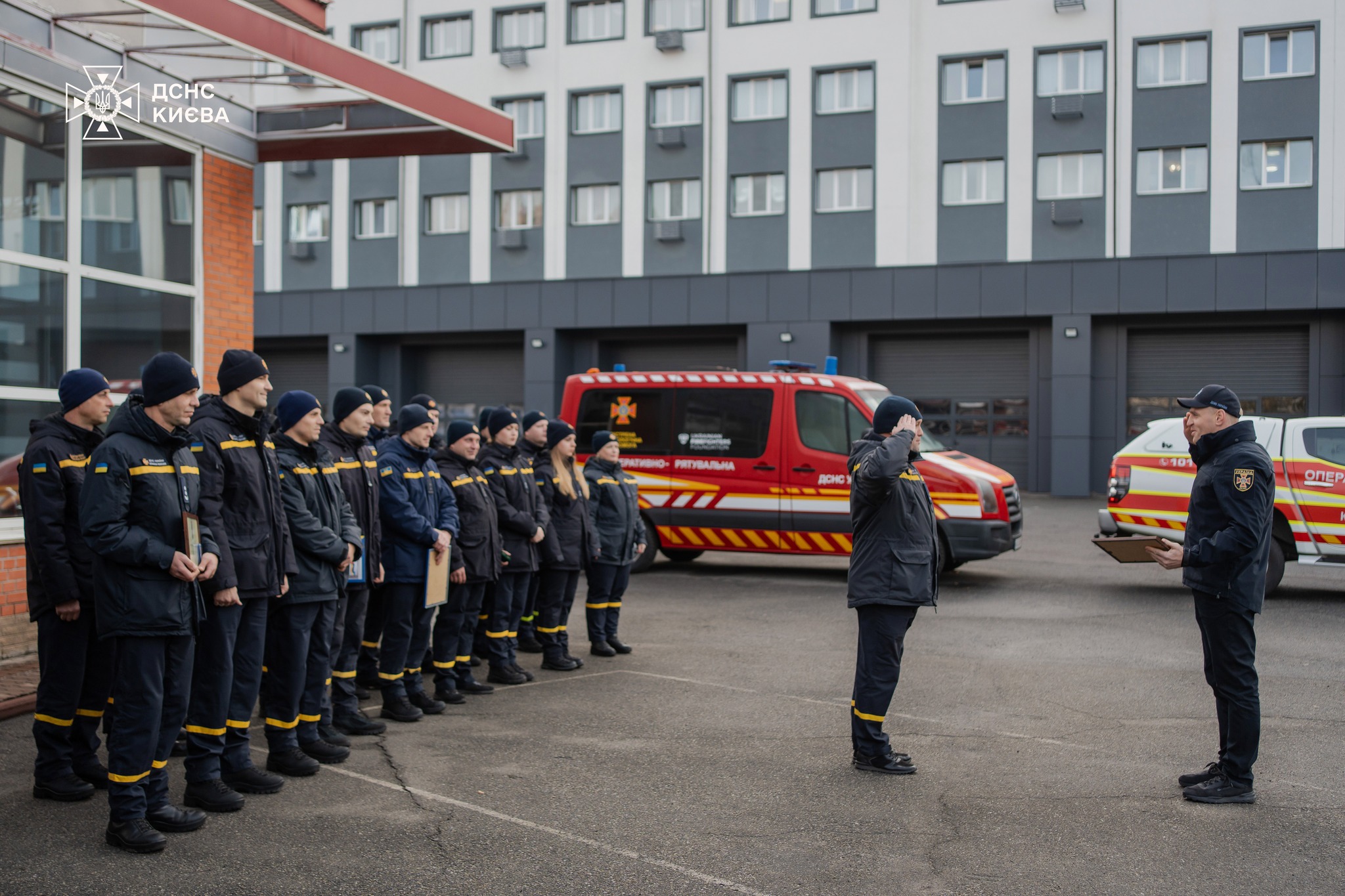 Столичні рятувальники отримали державні та міські відзнаки за службу під час війни - фото 3