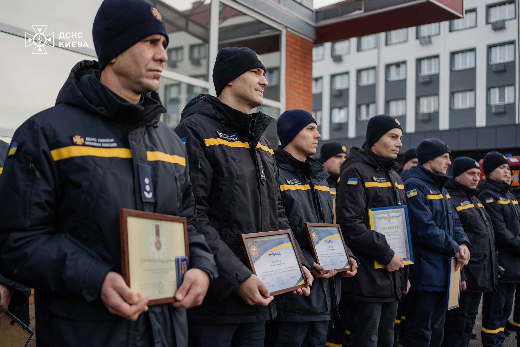 Столичні рятувальники отримали державні та міські відзнаки за службу під час війни - фото 4