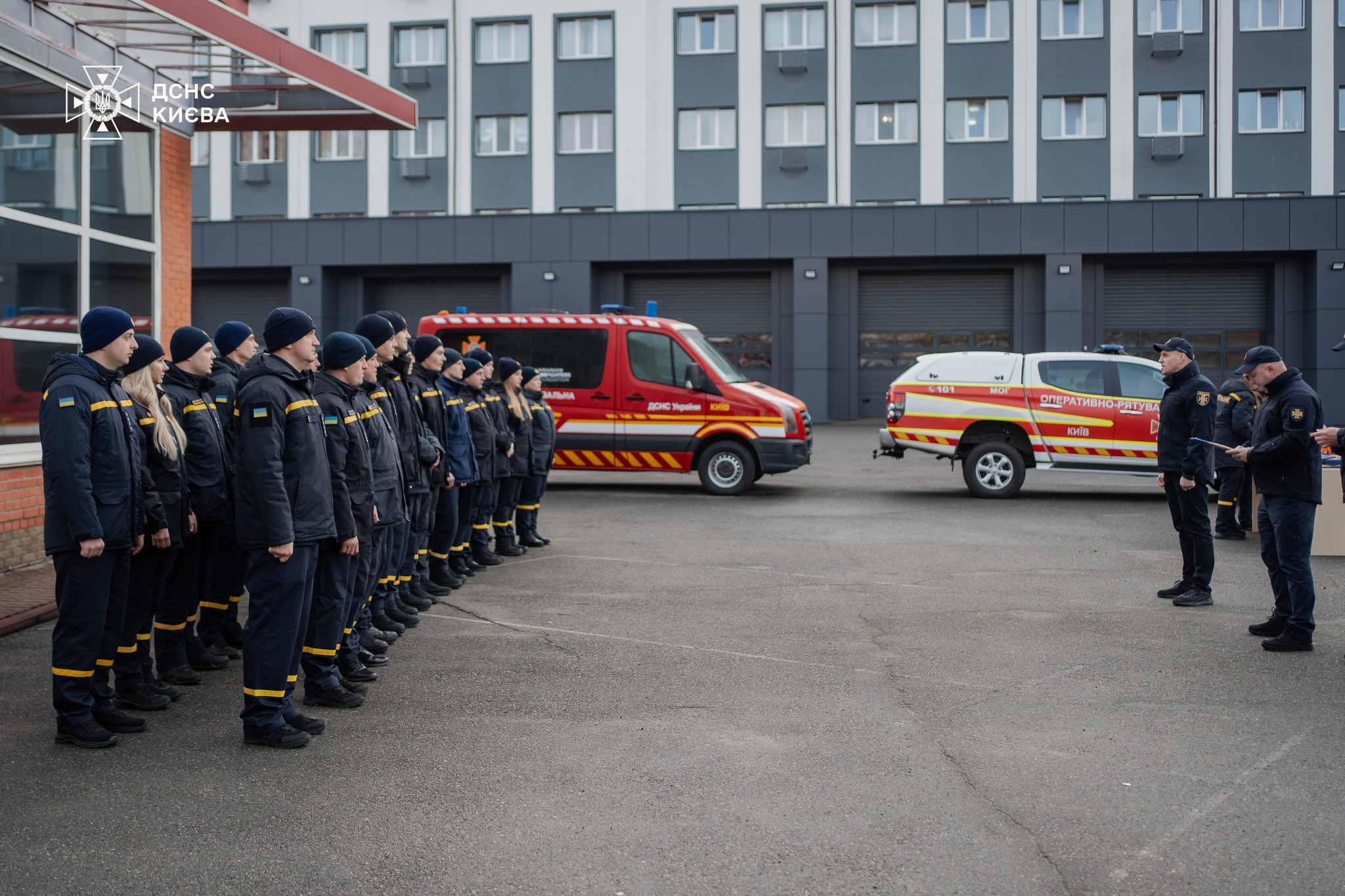 Столичні рятувальники отримали державні та міські відзнаки за службу під час війни - фото 5