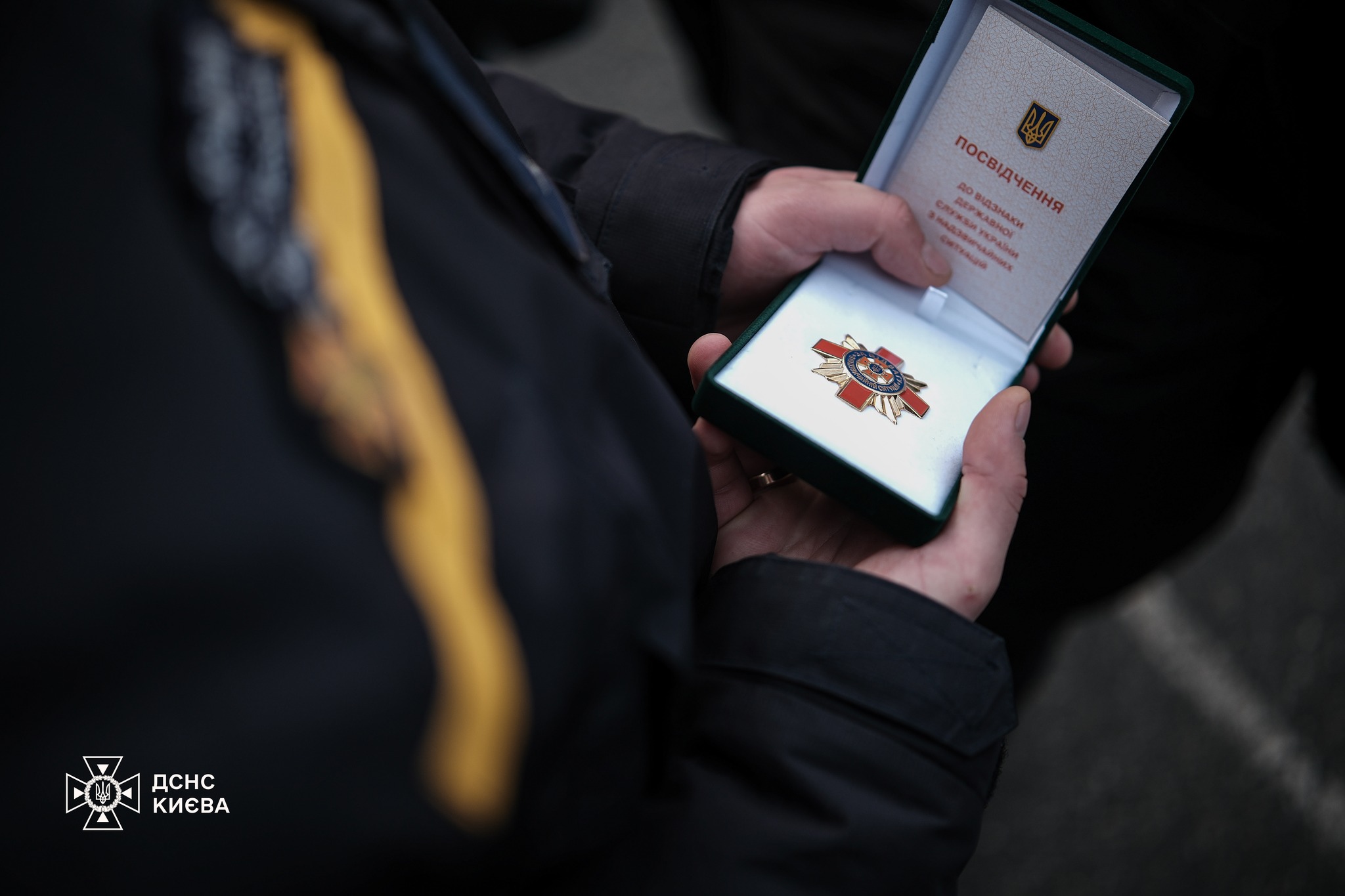 Столичні рятувальники отримали державні та міські відзнаки за службу під час війни - фото 6