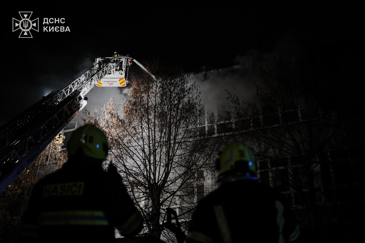 У столиці рятувальники ліквідували пожежу в офісній будівлі