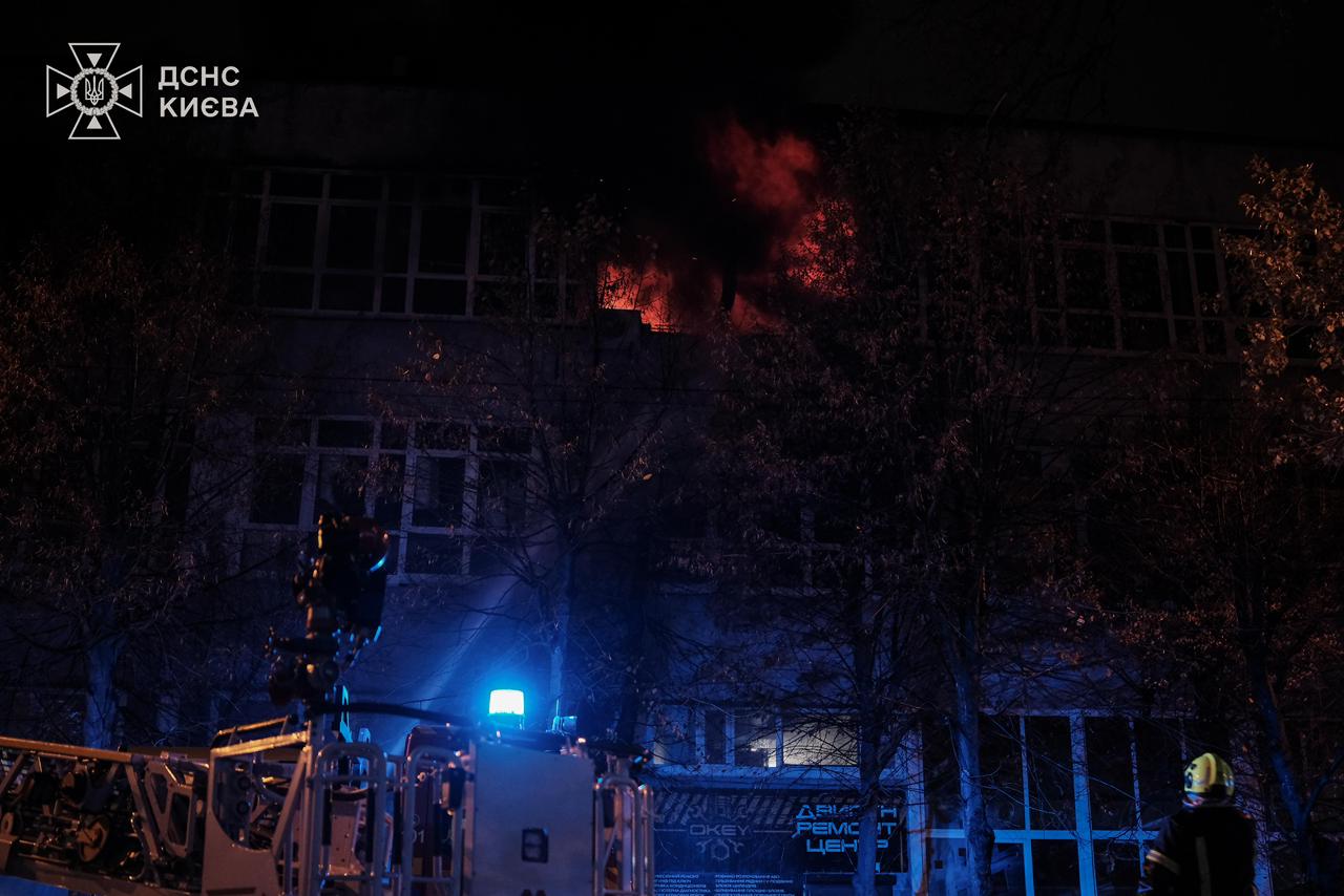 У столиці рятувальники ліквідували пожежу в офісній будівлі - фото 2