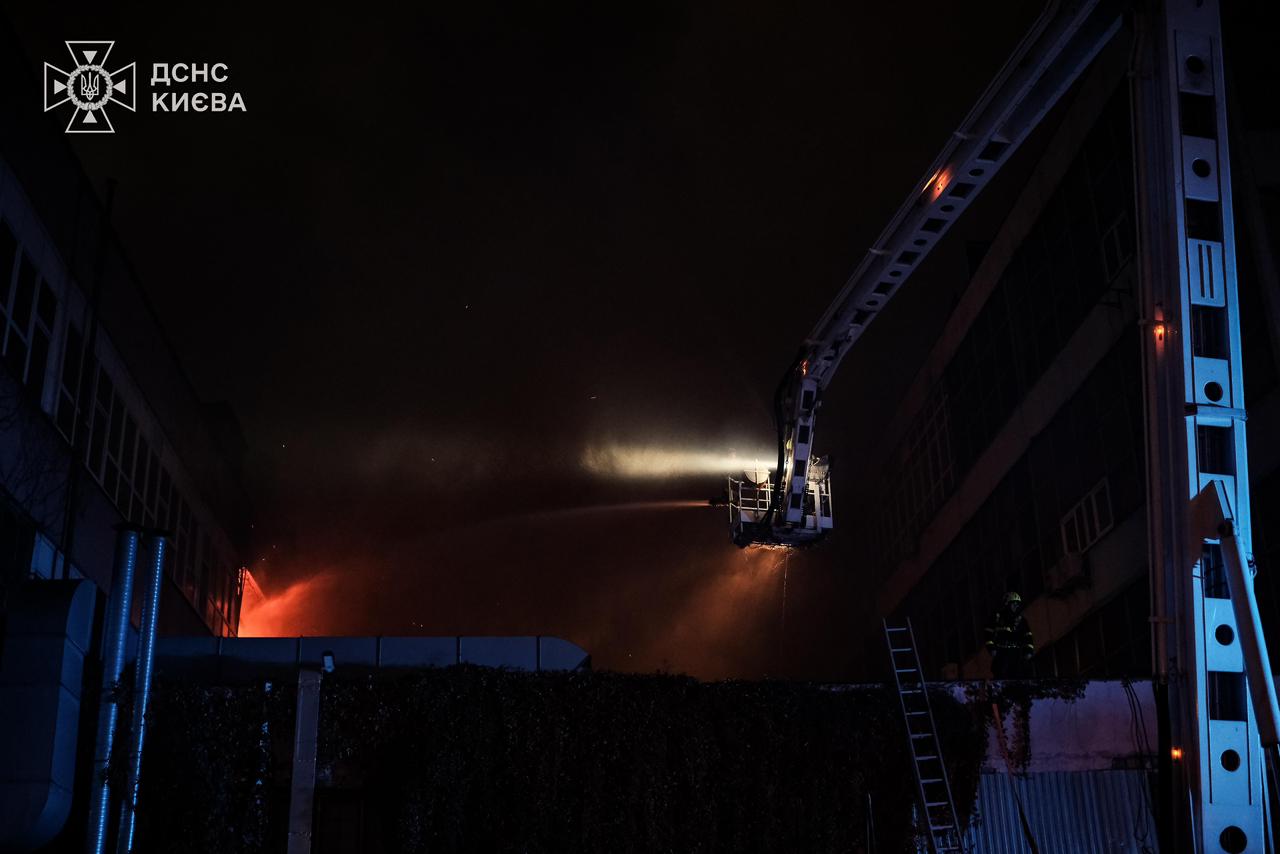 У столиці рятувальники ліквідували пожежу в офісній будівлі - фото 3