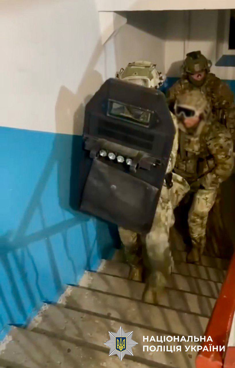 Робив сувеніри з боєприпасів: поліція затримала чоловіка, причетного до вибуху на пошті в Києві - фото 2