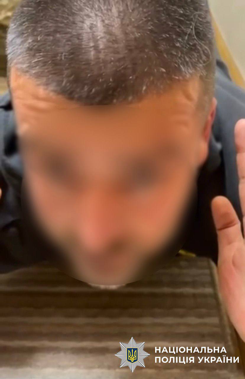 Робив сувеніри з боєприпасів: поліція затримала чоловіка, причетного до вибуху на пошті в Києві - фото 3