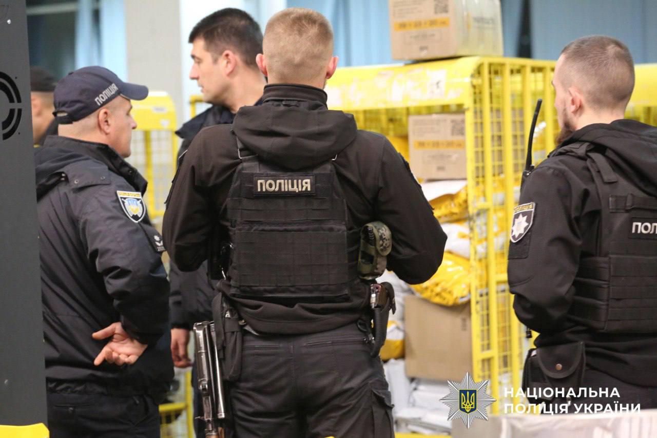 Робив сувеніри з боєприпасів: поліція затримала чоловіка, причетного до вибуху на пошті в Києві - фото 6
