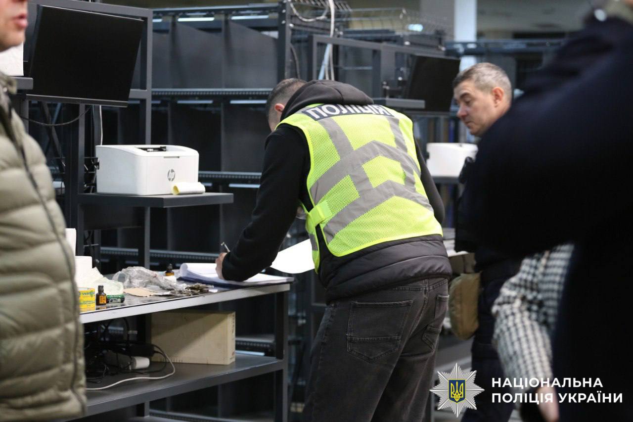 Робив сувеніри з боєприпасів: поліція затримала чоловіка, причетного до вибуху на пошті в Києві - фото 7