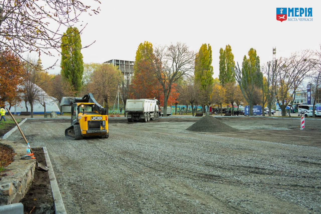 Біля футбольного стадіону у Черкасах облаштовують парковку