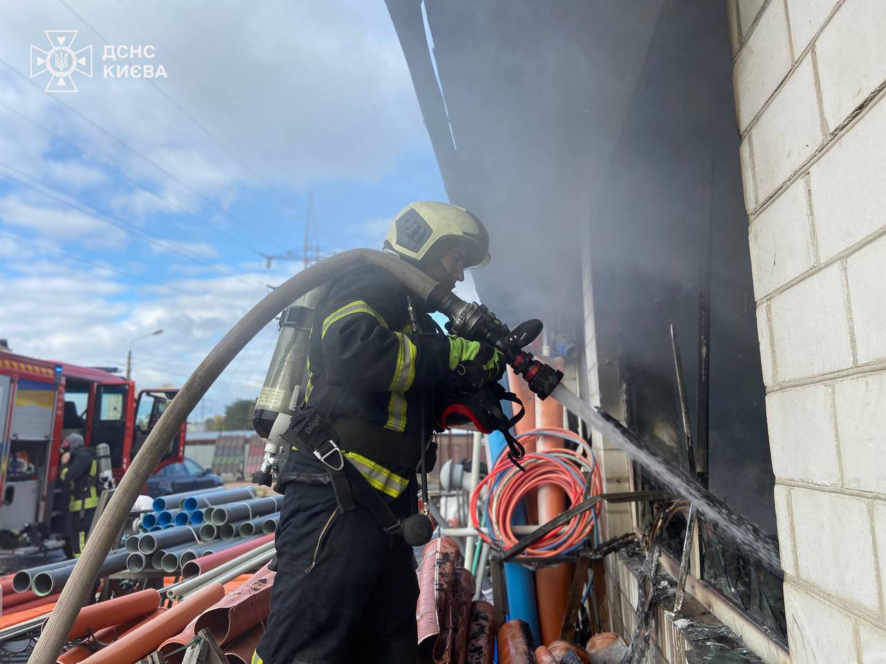 У столиці горів ринок, минулося без жертв - фото 2