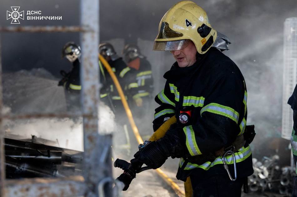 У Вінниці на вулиці Скалецького горів склад - фото 4