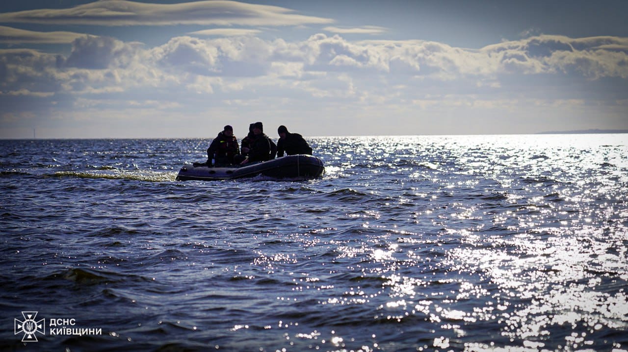 На Київському водосховищі під час риболовлі перекинувся човен: один чоловік загинув - фото 2